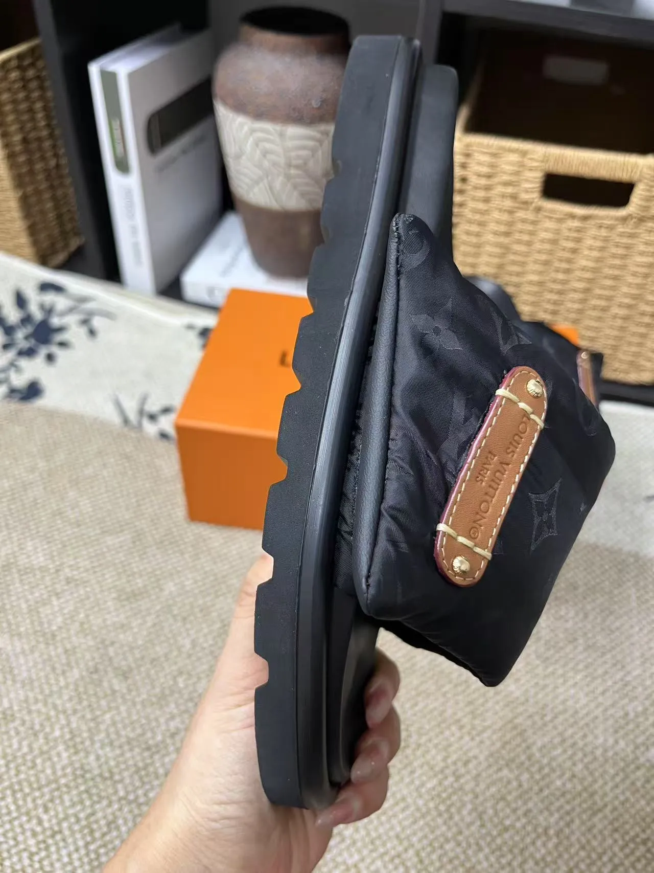 P340 yuan LV Louis Vuitton Full of high-end feel! A popular model among bloggers at home and abroad, it’s retro and fashionable, and looks stunning on your feet! Mainly recommended model on the official website★ ━━━━━ ЅᏇєєt ━━━━━ ▪️Upper: original calfskin ➕5D printing process ▪️Inner: imported mixed sheepskin ▪️Outsole: original molded foam outsole ▪️Size: Female 35-40 Men's 39-44 (women's 41 men's 45)